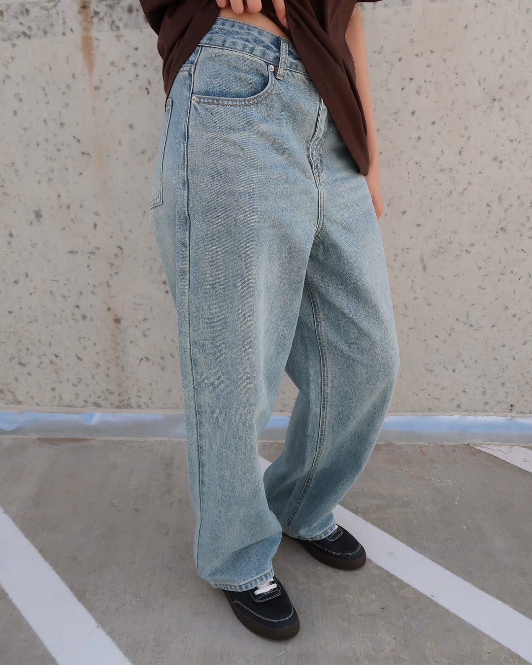 Light Wash Wide-Leg Jeans Blue 01130