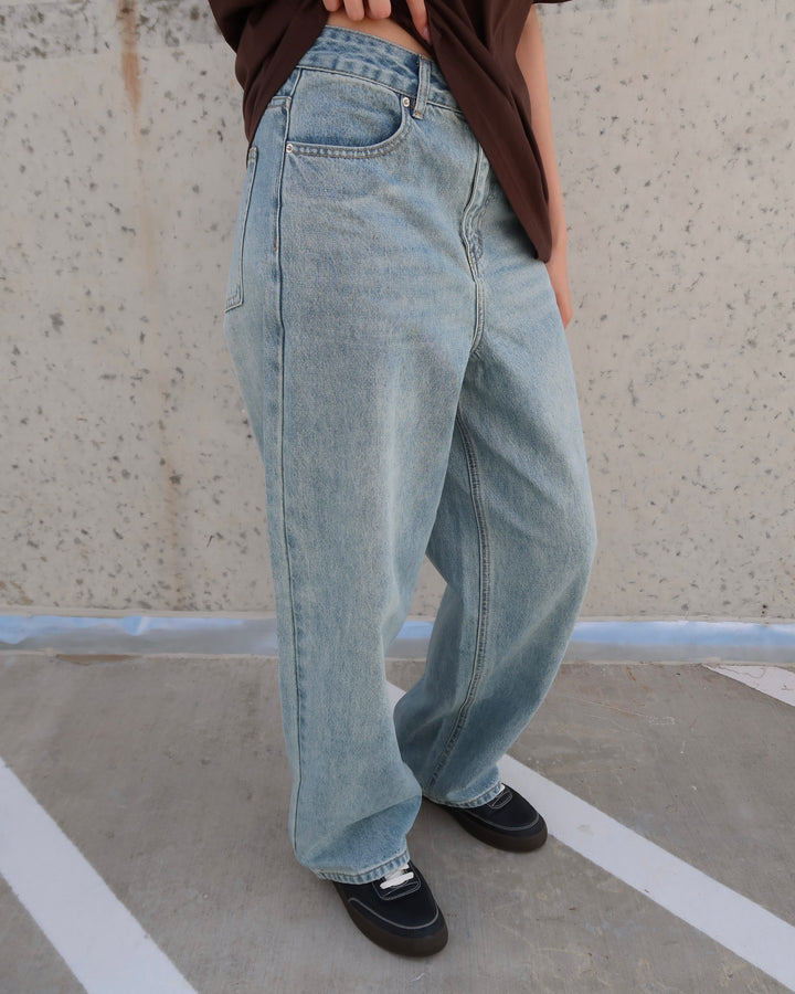 Light Wash Wide-Leg Jeans Blue 01130
