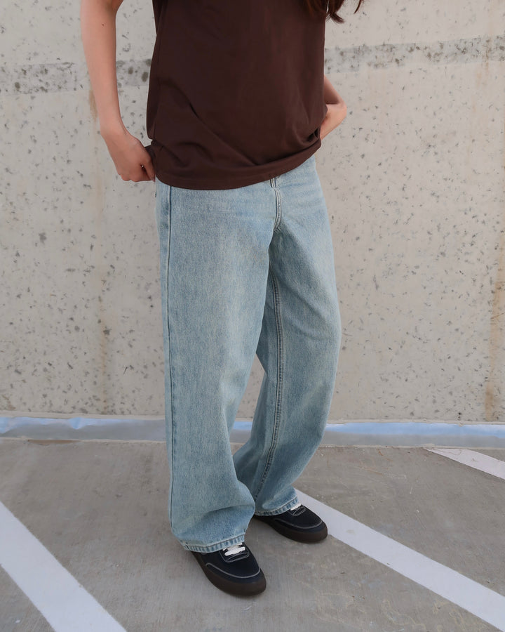 Light Wash Wide-Leg Jeans Blue 01130