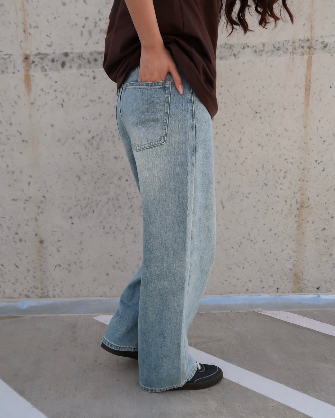 Light Wash Wide-Leg Jeans Blue 01130