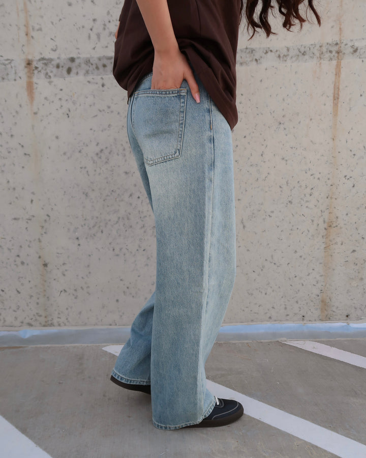 Light Wash Wide-Leg Jeans Blue 01130