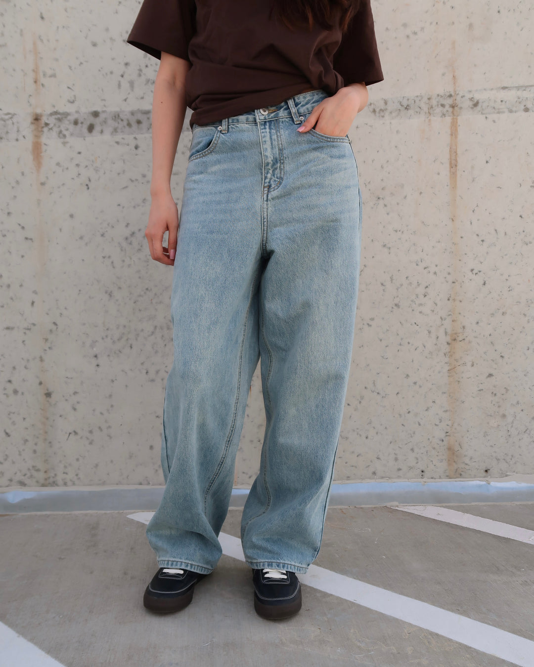 Light Wash Wide-Leg Jeans Blue 01130
