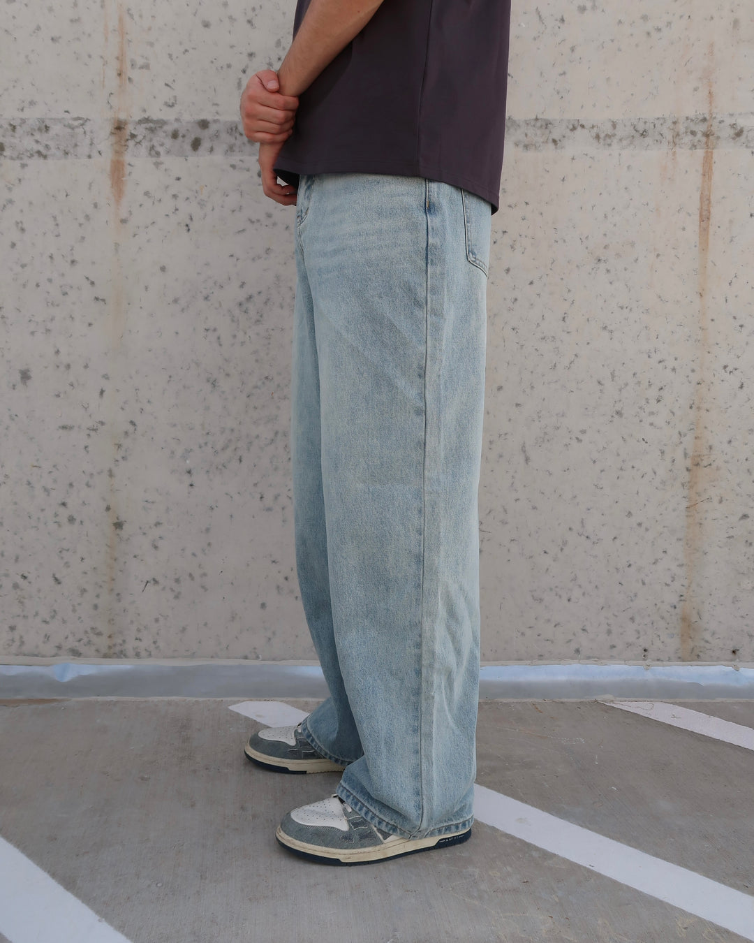 Light Wash Wide-Leg Jeans Blue 01130